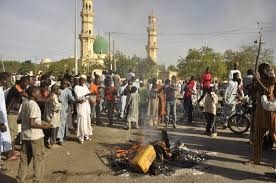 Image de Affaires Etrangères. En effet, c'est un triste événement qui est survenu ce vendredi 23 octobre alors que tous étaient regroupés au sein d’une mosquée pour la prière. C'est alors qu'un kamikaze du groupe Boko Haram dit-on s'est explose faisant ainsi plus d'une cinquantaine de victime et de nombreux blesses. Rappelons que le groupe Boko Haram et le groupe Etat Islamique en Afrique de l'Ouest sont désormais le même et unique groupe.