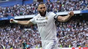 Image de Football. Lors d'une cérémonie en son honneur organisée par le journal Marca, Karim Benzema s'est montré évasif concernant son avenir au Real Madrid. Interrogé sur le sujet, l'attaquant français a répondu qu'il était actuellement à Madrid, s'entraînait et se préparait pour le prochain match. Lorsqu'il a été relancé sur sa situation contractuelle, Benzema a évité la question en déclarant que les spéculations sur Internet ne reflétaient pas la réalité. Bien que son contrat se termine le 30 juin, il existe une clause qui pourrait automatiquement prolonger son engagement pour une quinzième saison au Real en raison de son Ballon d'Or remporté en 2022.