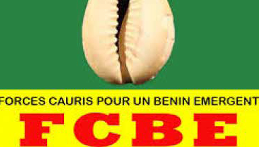 Image de Politique. Le parti Force Cauris pour un Bénin émergent (FCBE) continue de faire face à des départs massifs. Après les démissions de Sylvanus Aissi, Viho Togbo Pierre, Eric Aitchémé, Edwige Kossouho et Falilatou Afo Ramanou, c'est au tour de Victoire Paule Kokou, ancienne conseillère à Abomey-Calavi, de tourner le dos au parti de FCBE. Dans une lettre de démission adressée au secrétaire exécutif national le 30 mai dernier, Victoire Paule Kokou a formellement annoncé son retrait de la FCBE. Elle mentionne que cette décision est motivée par des raisons personnelles et souhaite bonne continuation aux responsables du parti ainsi qu'aux militants qui continuent de défendre les idéaux de la FCBE. Elle exprime également sa gratitude envers tous les responsables avec qui elle a collaboré, notamment le secrétaire exécutif national, Paul Hounkpè. Pour le moment, Victoire Paul Kokou n'a pas révélé ses intentions politiques futures.