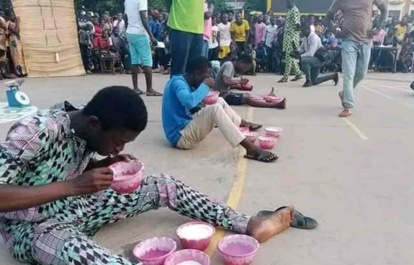 Image de Événements/Sorties. Christophe Tchelani, étudiant à l'Université d'Abomey-Calavi, a été élu meilleur délayeur de gari le 2 juin 2023. Il a réalisé un exploit en délayant 1 kg de gari en moins de deux minutes lors d'un concours organisé par l'Ensemble artistique et culturel des étudiants (Eace) et l'Association des délayeurs nocturnes (Adn). Ce concours vise à mettre en valeur le manioc et ses dérivés, ainsi qu'à sensibiliser sur les conditions de vie et de travail des étudiants béninois. Christophe Tchelani a impressionné en vidant rapidement plusieurs portions de gari fournies par le comité d'organisation.