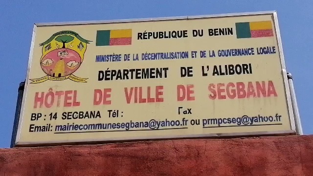 Image de Faits Divers. La population de Segbana, dans le département de l'Alibori, est en proie à une psychose croissante. Des hommes affirment avoir perdu leur appareil génital après une simple salutation. Selon les informations, des individus portant une "bague magique" seraient responsables de ces agressions. Plusieurs victimes ont été recensées, et environ 6 personnes ont été arrêtées et placées en garde à vue. Le chef de l'arrondissement de Segbana a lancé un avertissement à la population, les incitant à la vigilance et à éviter de saluer des inconnus portant des bagues aux doigts. La peur et la méfiance règnent désormais dans la ville.