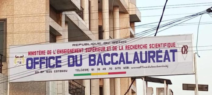 Image de Études/Devoirs. Alphonse da Silva, directeur de l'Office du baccalauréat, et la ministre de l'Enseignement supérieur et de la Recherche scientifique, Eléonore Yayi Ladékan, ont tenu une réunion pour évaluer les préparatifs de l'examen du baccalauréat qui se déroulera du 19 au 22 juin 2023 sur l'ensemble du territoire national. Avec 77 563 candidats attendus, la ministre a félicité l'équipe de l'Office du baccalauréat pour son travail en vue d'une organisation efficace de l'examen. Elle a également donné des instructions au directeur de l'Office pour le choix judicieux du personnel impliqué, notamment les superviseurs, les membres des jurys, les correcteurs et les surveillants.