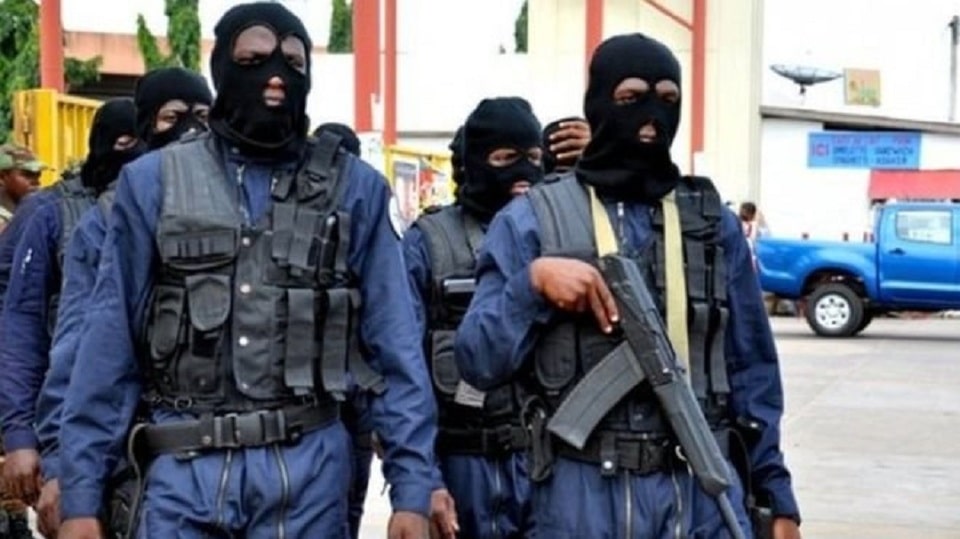 Image de Faits Divers. Lors d'un culte dans une église évangélique à Womey Sodo, commune d'Abomey-Calavi au Bénin, les forces de l'ordre ont saisi des instruments de musique tels que des micros, des guitares, des tam-tams et des baffles. Cette intervention policière surprise a été motivée par la pollution sonore reprochée à l'église, en violation d'un décret régissant les émissions sonores dans le pays. Le décret 2022-301, émanant du conseil des ministres en mai 2022, impose des limites d'émission de bruit et confie à la Police environnementale et à la Police républicaine la responsabilité de faire respecter ces réglementations.