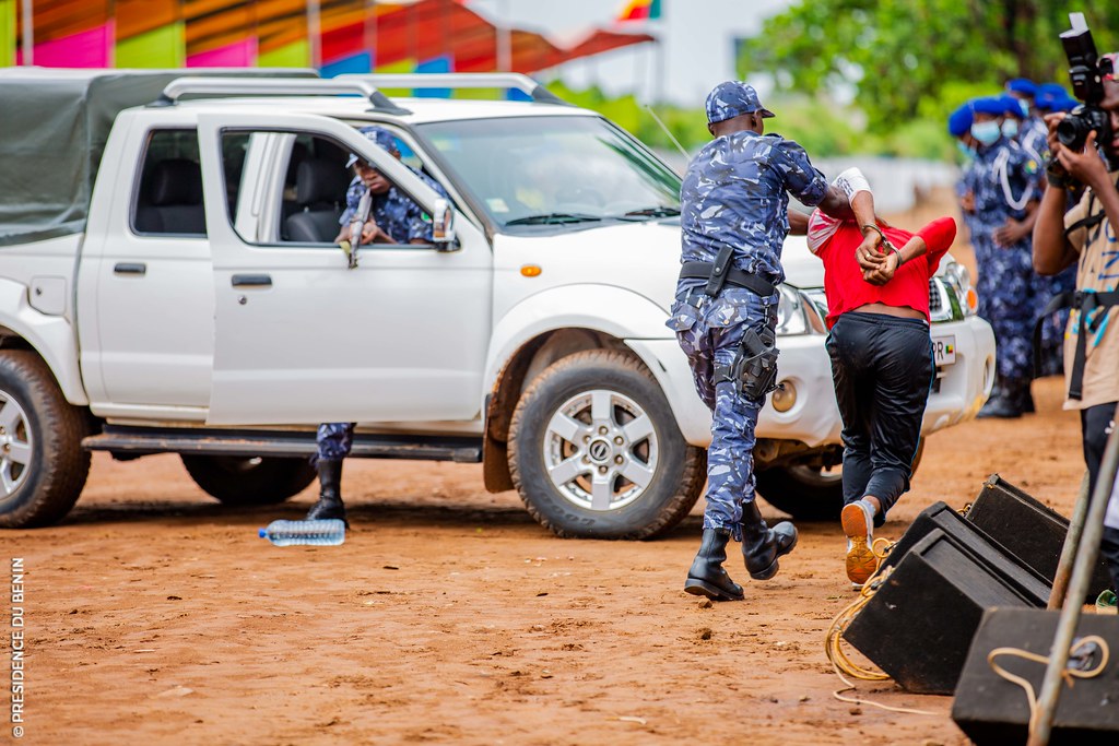 Image de Faits Divers. Une Vietnamienne est actuellement jugée à la Cour de répression des infractions économiques et du terrorisme (Criet) pour trafic de drogue. Arrêtée à l'aéroport de Cotonou, elle transportait des stupéfiants dissimulés dans une poupée. Le ministère public a requis une peine de 5 ans de prison, dont 3 ans fermes. L'arrestation a eu lieu le 25 octobre 2022 et le verdict sera prononcé le 26 juin 2023. Les autorités ont découvert que la drogue en question est la "drogue du violeur", également connue sous le nom de GHB, une substance sédatif utilisée dans les milieux festifs et considérée comme dangereuse par les autorités sanitaires.