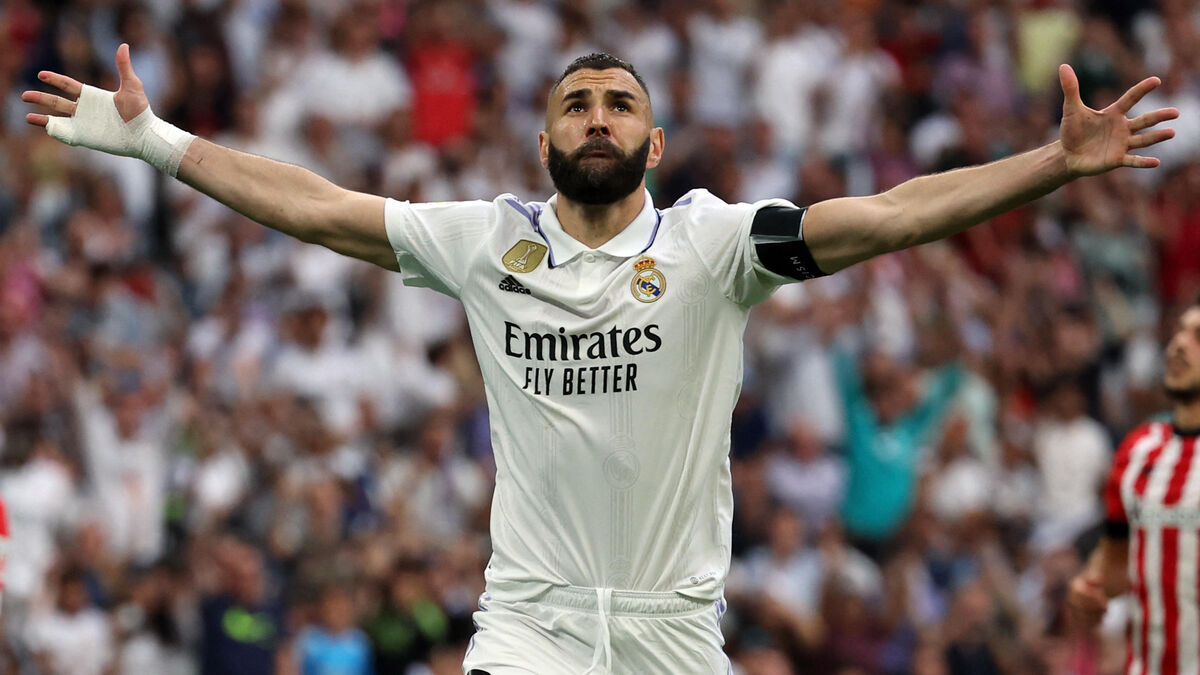 Image de Football. C'est effectif ! Karim Benzema, Ballon d'Or 2022, quittera le club après 647 matches. Arrivé en 2009, Benzema met fin à une période brillante et inoubliable en tant que joueur du Real Madrid. En fin de contrat, l'attaquant français (35 ans) est pressenti pour rejoindre l'Arabie saoudite. Avec 353 buts, Benzema est le deuxième meilleur buteur de tous les temps pour le Real Madrid, derrière Cristiano Ronaldo. Il a remporté 25 titres avec le club, dont cinq Ligue des champions. Un hommage sera rendu à Benzema à la Ciudad Real Madrid ce mardi.