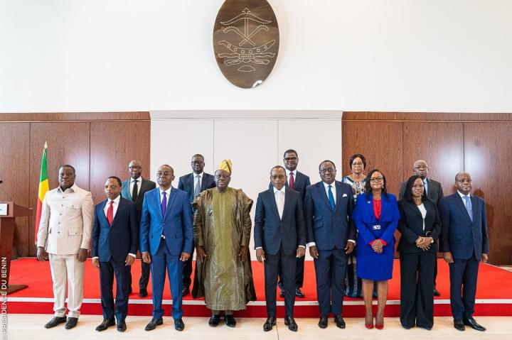 Image de Politique. Les nouveaux membres de la 7ème mandature de la Cour constitutionnelle du Bénin ont prêté serment en présence du président de la République. La composition de la nouvelle mandature comprend 7 conseillers, dont 4 désignés par l'Assemblée nationale et 3 par le président. La cérémonie d'installation marque le début officiel du mandat. Le professeur Dorothé Sossa est élu président de la Cour. Il hérite de deux dossiers importants que sont le recours des groupes parlementaires UP et BR contre l'opposition et celui des Démocrates contres quelques personnalités présentes dans cette nouvelle équipe de la cours constitutionnelle.