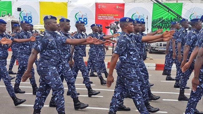 Image de Faits Divers. Un policier a été arrêté et emprisonné après avoir été accusé de viol sur une mineure. Présenté au procureur de la République à Abomey, le jeune fonctionnaire de police a été détenu préventivement. Les charges contre lui ont été requalifiées de viol sur mineur à violence et voie de fait. Selon les informations, l'agression aurait eu lieu le 31 mai dernier dans un arrondissement de la commune de Ouinhi. Les preuves de l'infraction ont été confirmées lors d'un examen médical, révélant des déchirures génitales. Le procès est prévu pour le 3 juillet.