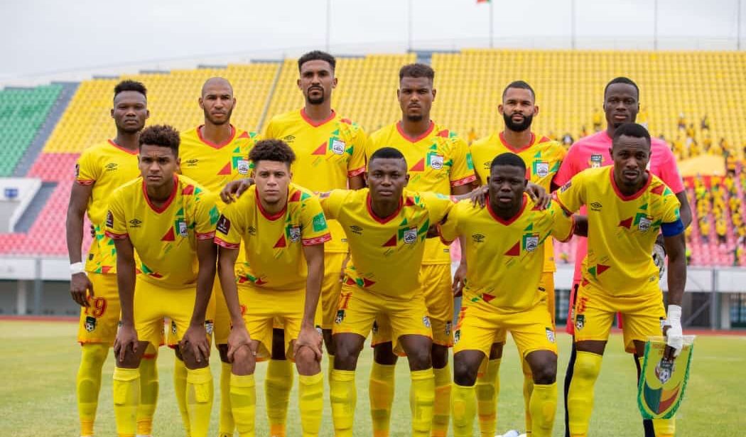 Image de Football. Le sélectionneur du Bénin, Gernot Rorh, est confronté à une mauvaise nouvelle à quelques jours de la 5e journée des éliminatoires de la CAN 2023 contre le Sénégal. Cèbio Soukou, un élément clé de l'équipe, est forfait pour cette rencontre cruciale. Cette absence constitue un véritable coup dur pour Rorh, qui devra affronter les champions d'Afrique en titre et déjà qualifiés pour la phase finale. Le Bénin, actuellement deuxième du groupe L, doit obtenir de bons résultats lors des deux dernières journées pour espérer se qualifier pour la CAN 2023. Comment l'équipe fera-t-elle face à ce défi sans Soukou ?