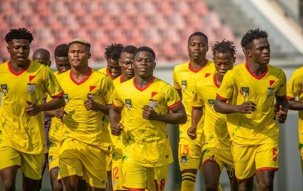 Image de Football. À une semaine du match crucial contre le Sénégal, les joueurs internationaux béninois se rassemblent pour les préparatifs. Le programme d'entraînement a été dévoilé par la Fédération béninoise de football, avec sept séances prévues avant le match. De nouveaux joueurs ont également été convoqués, renforçant l'équipe pour l'affrontement à venir. Les Guépards visent la victoire pour se rapprocher de la qualification à la CAN. Comment voyez-vous les chances de l'équipe face aux champions d'Afrique en titre ?