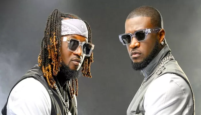 Image de Célébrités. Dans une récente interview avec CNN, le célèbre duo musical nigérian composé des jumeaux Paul et Peter Okoye, connu sous le nom de P-Square, a expliqué pourquoi ils ont décidé de renoncer à une carrière dans le football. Bien qu'ayant eu une passion pour le football pendant leur jeunesse à Jos, dans l'État du Plateau, des circonstances particulières les ont finalement orientés vers la musique. Le parcours musical de P-Square a été marqué par le succès, avec des albums à succès, des tournées mondiales et des collaborations avec des artistes internationaux. Leur style musical unique, mêlant afrobeat, R&B et pop, les a propulsés vers une renommée mondiale. Malgré leur abandon du football, les frères Okoye conservent leur passion pour le sport et soutiennent activement le football nigérian. Pensez-vous qu'ils auraient fait d'excellents joueurs ?