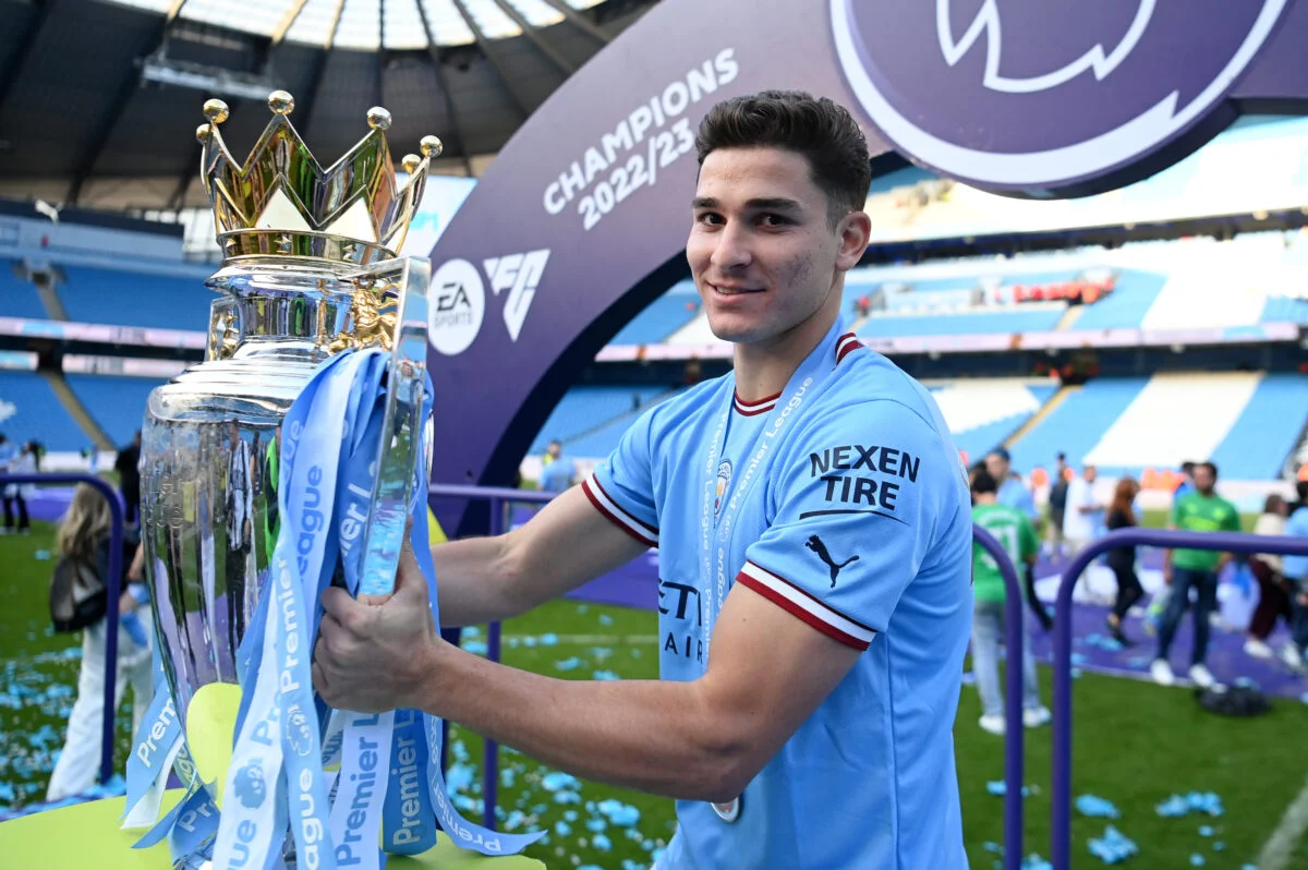 Image de Football. La saison 2022-2023 restera gravée à jamais dans la mémoire de Julian Alvarez. Le joueur a clôturé cette saison le samedi 10 juin avec une victoire en Ligue des Champions sous les couleurs de Manchester City. Ce titre est le quatrième remporté au cours d'une saison historique, faisant de lui le premier footballeur à réaliser un quadruplé. Sa série de victoires a débuté avec la Coupe du Monde, qu'il a remportée en novembre dernier avec l'Argentine au Qatar. Ensuite, Julian Alvarez a suivi le parcours brillant de son club, Manchester City, qu'il a rejoint lors du mercato estival 2022. Ils ont remporté successivement la League Cup, la FA Cup et enfin la Premier League, tous sous la direction de Pep Guardiola. Bien qu'il n'ait pas joué la finale de la Ligue des Champions contre l'Inter Milan, Alvarez a grandement contribué à cette épopée avec 10 apparitions, marquant 3 buts et délivrant 2 passes décisives. Ainsi, Julian Alvarez s'est-il inscrit dans les annales du football avec son quadruplé exceptionnel ?