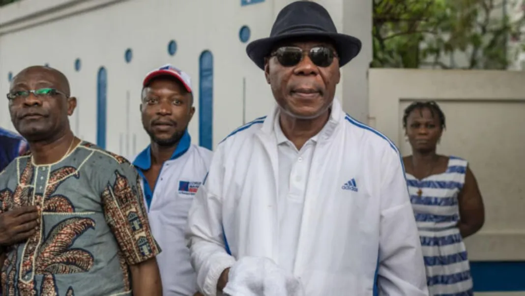 Image de Insolite. Boni Yayi, ancien président du Bénin, trouve de plus en plus de plaisirs dans ses nouvelles activités. Après s'être impliqué de manière controversée en politique au début du mandat de son successeur, il semble avoir pris du recul pour se consacrer à ses passions. En plus de sa passion pour la musique, avec déjà deux sorties, il a été aperçu en train de jouer au football à Parakou. Cette évolution suscite des interrogations sur le rôle des anciens présidents dans la société et soulève des questions sur la manière dont ils peuvent utiliser leur influence dans des domaines non politiques. Quel est le rôle des anciens présidents dans la société après leur mandat politique ? Comment peuvent-ils canaliser leur influence et leur notoriété dans des domaines non politiques tels que la musique ou le sport ?