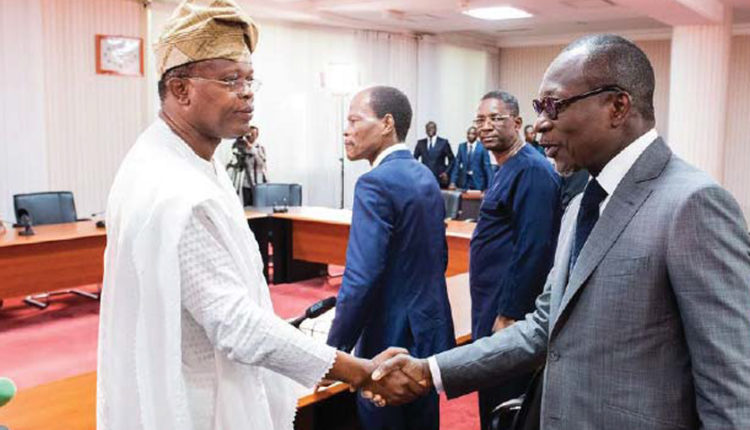 Image de Politique. Eric Houndété, président du parti Les Démocrates et nouveau chef de file de l'opposition, est confronté au défi majeur de libérer les détenus politiques et de faciliter le retour des exilés au Bénin. Alors que ses prédécesseurs, Boni Yayi et Nicéphore Soglo, n'ont pas obtenu satisfaction, quelles stratégies Houndété peut-il adopter ? Face aux fréquents affrontements entre le groupe parlementaire Les Démocrates et les blocs de la Mouvance à l'Assemblée nationale, quelles armes politiques Eric Houndété peut-il utiliser ? Peut-il envisager une médiation régionale, à l'image de l'ancien exilé devenu président de la République ? La question demeure : comment trouver une issue à cette crise politique et permettre un retour à la stabilité au Bénin ?