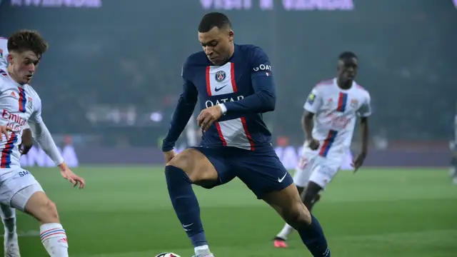 Image de Football. Après l'annonce surprise de Kylian Mbappé refusant d'activer l'année supplémentaire de son contrat avec le Paris Saint-Germain, le club se retrouve confronté à un dilemme : vendre le jeune prodige dès cet été ou risquer de le voir partir gratuitement l'année prochaine. Cependant, le prix fixé pour sa vente dépasse les 200 millions d'euros, une somme que peu de clubs peuvent se permettre. Alors que le Real Madrid semble intéressé, les dernières informations suggèrent que le PSG est prêt à le vendre, mais pas au club espagnol. Quel sera le prochain chapitre de la carrière de Mbappé et qui sera prêt à payer le prix exorbitant exigé pour son transfert ?