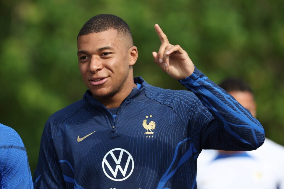 Image de Football. Kylian Mbappé a semé le doute en refusant d'activer une année de contrat supplémentaire avec le PSG, ouvrant ainsi la porte à des spéculations sur un possible départ cet été. Le Paris Saint-Germain ne prendra probablement pas le risque de le laisser partir gratuitement l'année prochaine, ce qui rend un départ cet été probable. Cependant, l'énorme investissement initial de 180 millions d'euros rend le joueur hors de portée pour de nombreux clubs. Selon les évaluations du CIES, Mbappé est estimé à 163 millions d'euros, loin derrière Erling Haaland (245 millions d'euros). Cette situation soulève la question de savoir qui pourra se permettre d'acquérir le prodige français. Quelles options s'offrent à lui et quel sera l'impact de son éventuel départ sur le PSG et le paysage du football ?