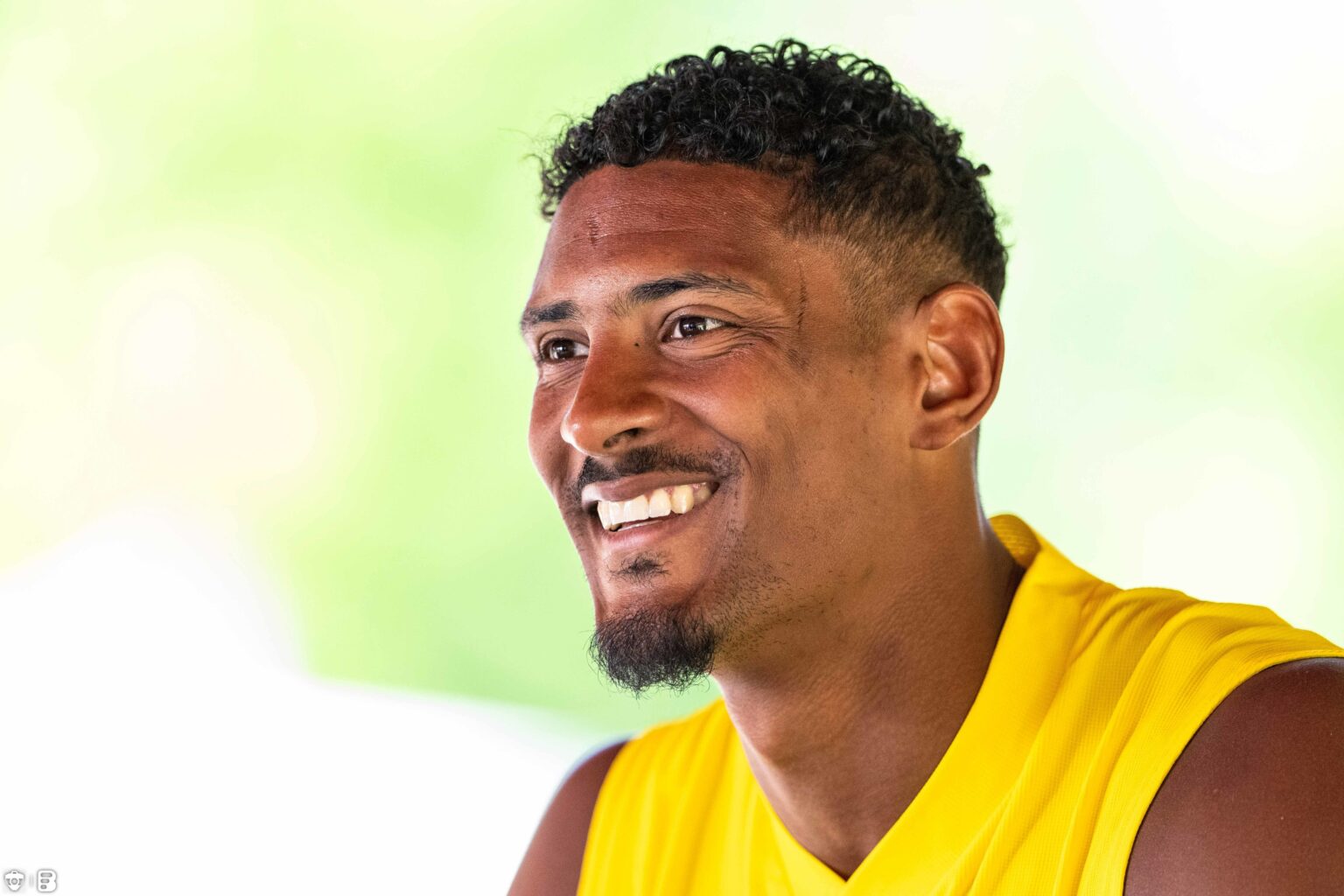 Image de Football. Le célèbre attaquant international ivoirien, Sébastien Haller, s'apprête à inaugurer un stade qui porte son nom à Vigneux-sur-Seine (91), en Île-de-France. Cette distinction majeure témoigne de l'hommage rendu par le Football Club Olympique de Vigneux (FCOV), club où Haller a développé son talent de jeune joueur. Suite à un diagnostic de cancer des testicules il y a un an, il a courageusement surmonté cette épreuve personnelle et a brillamment retrouvé le terrain, contribuant à la quête du titre de champion de Bundesliga pour le Borussia Dortmund. Cette cérémonie d'inauguration marque la résilience exceptionnelle de ce footballeur hors pair. Quelle est votre opinion sur la reconnaissance des performances sportives ?