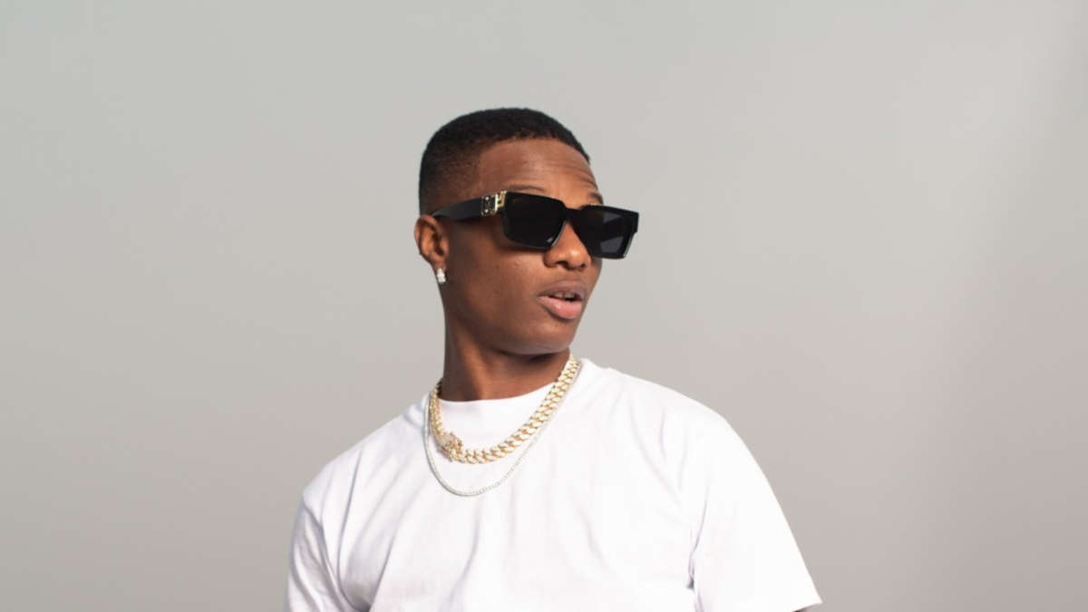 Image de Célébrités. Wizkid, la superstar de la musique nigériane, exprime son point de vue sur l'utilité des trophées musicaux, un sujet qui a déjà suscité de nombreux débats au sein de la communauté des artistes congolais. Lors d'une récente interview avec Naomi Campbell, Wizkid a clairement déclaré qu'il pouvait mener sa carrière sans se soucier des trophées, car il les considère peu importants. Selon lui, ces récompenses ne définissent ni le succès ni la grandeur artistique. Cette opinion partagée par d'autres artistes congolais soulève la question de l'importance des trophées dans l'industrie musicale. Faut-il vraiment s'y attacher ou se concentrer sur d'autres aspects de la musique ?