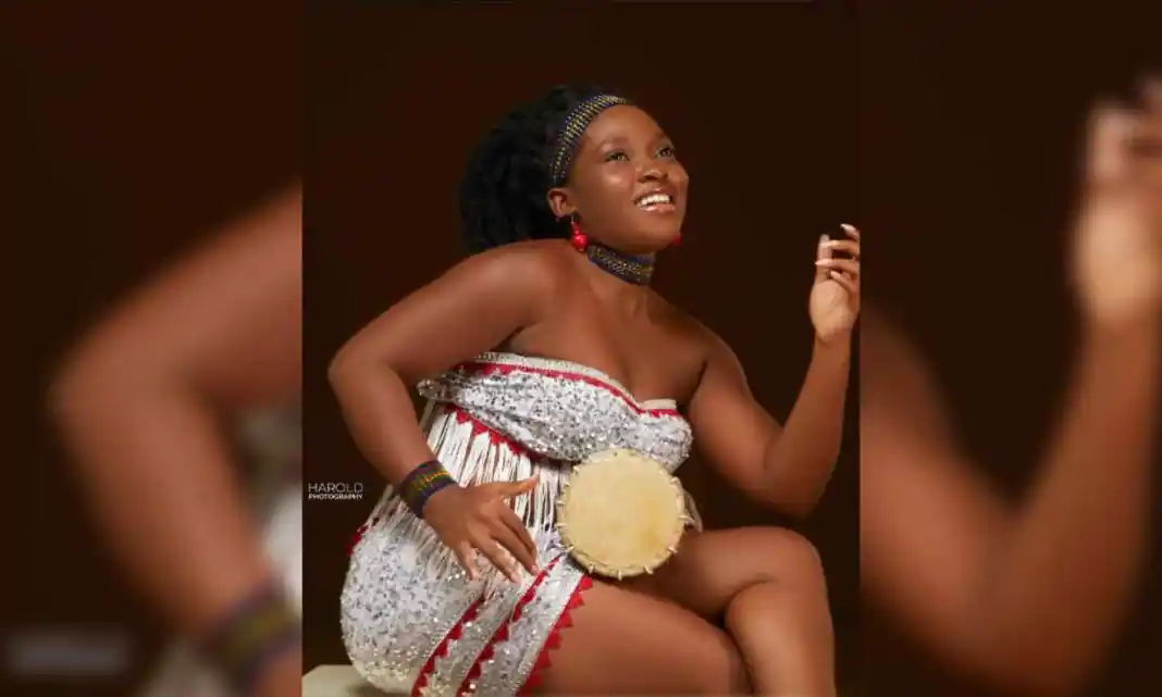 Image de Musique/Radio. La chanteuse béninoise Ayodélé, alias Gloria Jemima Lawson, a révélé son premier album lors de son apparition dans l'émission KFé Week-end le 16 juin 2023. En pleine promotion de son titre "T'aimer", Ayodélé prépare déjà la sortie imminente de son opus tant attendu. Avec 13 morceaux à l'horizon, elle affirme que l'album sera lancé d'ici la fin de l'année. Pendant son passage à KFé Week-end, Ayodélé a également dissipé les rumeurs d'une possible relation amoureuse avec T Gang, suscitant un buzz sur les réseaux sociaux. Quel succès attend cette talentueuse artiste ? Une question qui invite au débat sur son avenir prometteur.