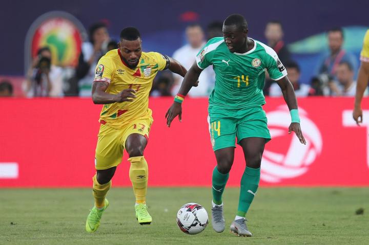 Image de Football. Les Guépards du Bénin ont réussi à tenir en échec les Lions de la Téranga du Sénégal lors d'un match palpitant comptant pour les éliminatoires de la Coupe d'Afrique des nations. Malgré un but encaissé en première mi-temps, l'équipe béninoise a montré une nouvelle détermination en seconde période, ce qui a permis à Abdoul Rachid Moumini de marquer un but salvateur. Ce résultat témoigne de la volonté de la jeune génération de joueurs béninois, tels que Rachid Moumini, Rabiou Sankamao et Ishola Junior Olaitan, qui ont brillé sur le terrain. Cette performance soulève la question de l'importance de la jeunesse dans le football moderne et invite à un débat sur la place des jeunes talents dans les équipes nationales.