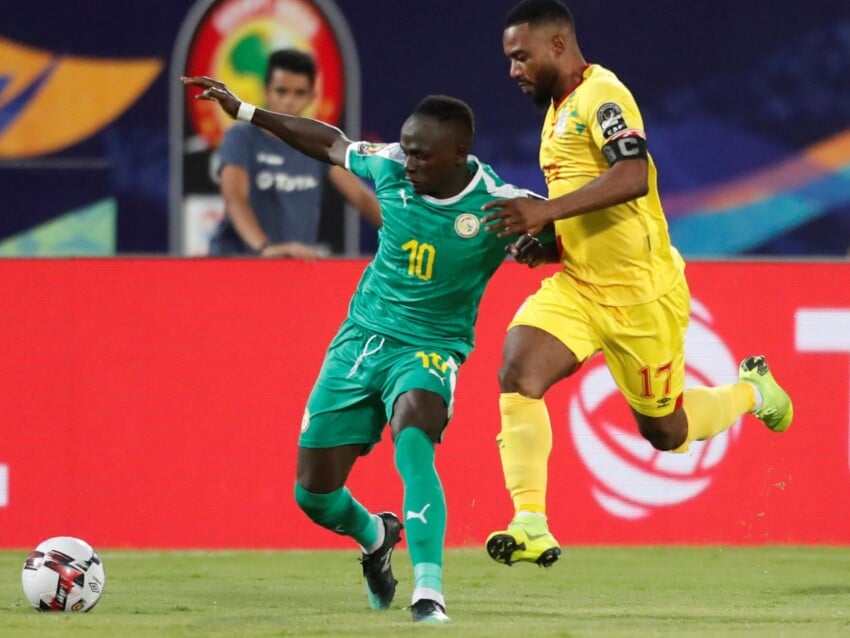 Image de Société. Une forte mobilisation du public béninois lors du match opposant les Guépards au Sénégal a malheureusement conduit à une tragédie. Une bousculade à l'une des entrées du stade a entraîné plusieurs supporters tombant en syncope. Les premières informations font état de deux décès sur place, tandis que d'autres victimes ont été secourues et évacuées vers un centre hospitalier. Cette tragédie soulève des questions sur les mesures de sécurité lors des événements sportifs et appelle à une réflexion sur la responsabilité des organisateurs pour assurer la sécurité des supporters. Quelle est votre opinion sur le sujet ?