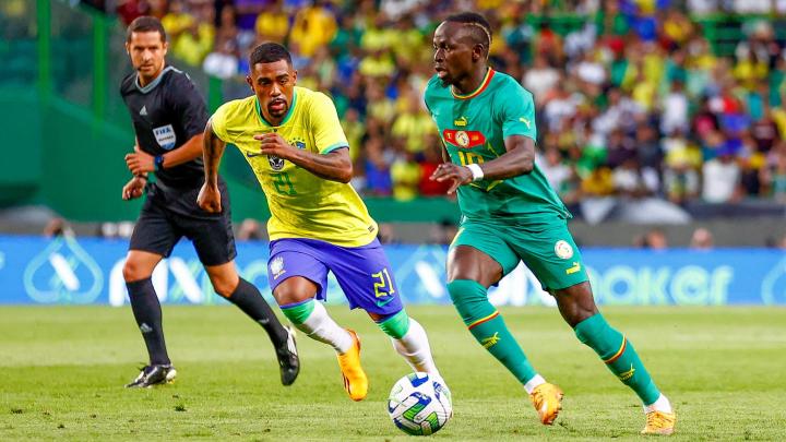 Image de Football. Le Sénégal a réalisé un exploit en remportant sa première victoire contre le Brésil lors d'un match amical au Portugal. Les Lions de la Téranga ont dominé les Auriverdes avec un score final de 4-2. Après avoir concédé un premier but, les Sénégalais ont rapidement égalisé grâce à Habib Diallo. En seconde période, ils ont pris l'avantage avec un but contre son camp de Marquinhos, suivi d'une réalisation de Sadio Mané. Malgré un sursaut des Brésiliens, c'est Mané qui a scellé la victoire avec un penalty en fin de match. Avec cette victoire surprenante du Sénégal contre le Brésil, les équipes africaines peuvent-elles désormais rivaliser avec les meilleures du monde ?