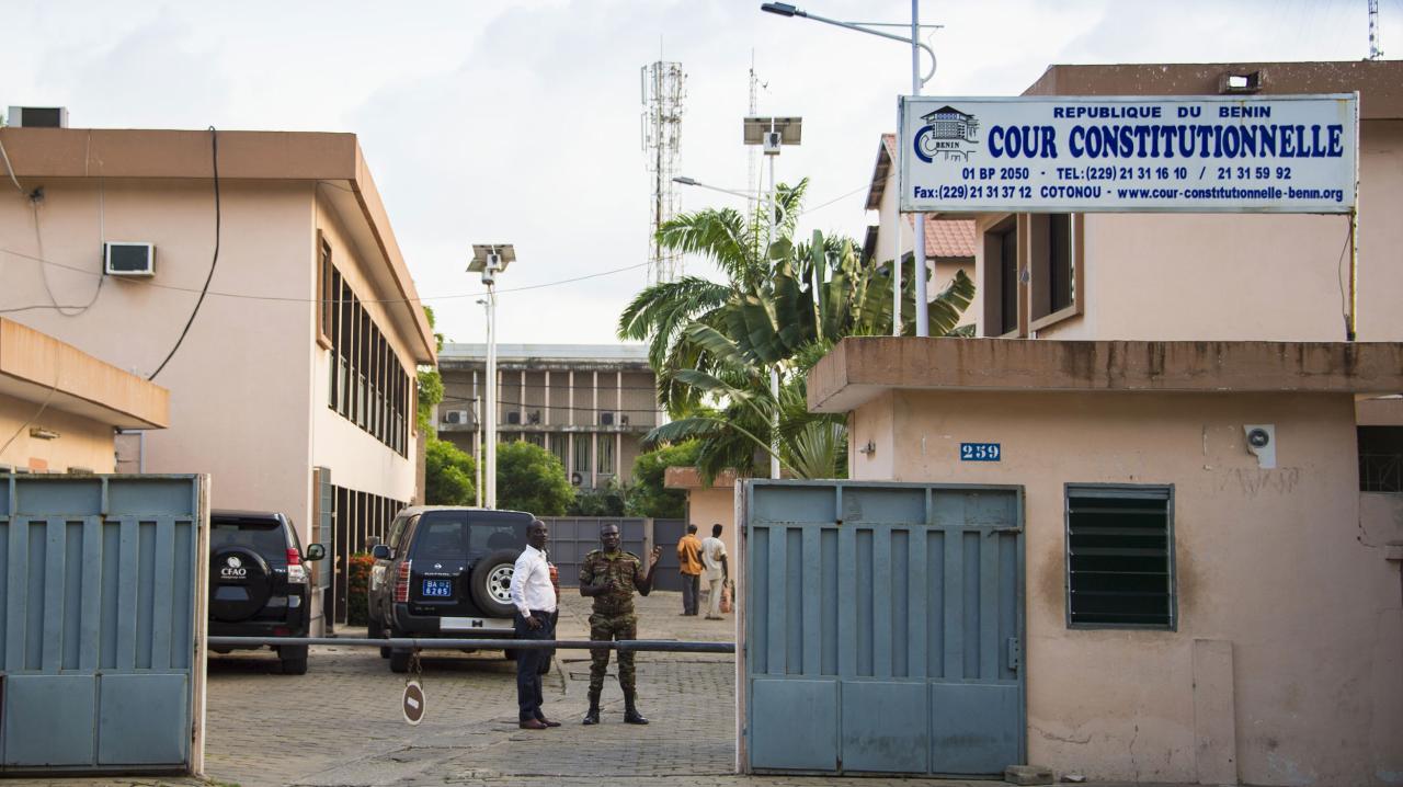 Image de Société. Les conseillers de la cour constitutionnelle ont étudié le recours déposé par le député Michel Sodjinou, du parti Les Démocrates, remettant en question la désignation d'un membre de la nouvelle cour constitutionnelle. Après avoir entendu les arguments du requérant, le dossier a été renvoyé pour une décision ultérieure. Le recours fait suite à la désignation de quatre représentants de l'Assemblée nationale au sein de la cour constitutionnelle, suscitant ainsi deux contestations de la part de l'opposition parlementaire. Quelle sera la décision des conseillers de la cour constitutionnelle ?