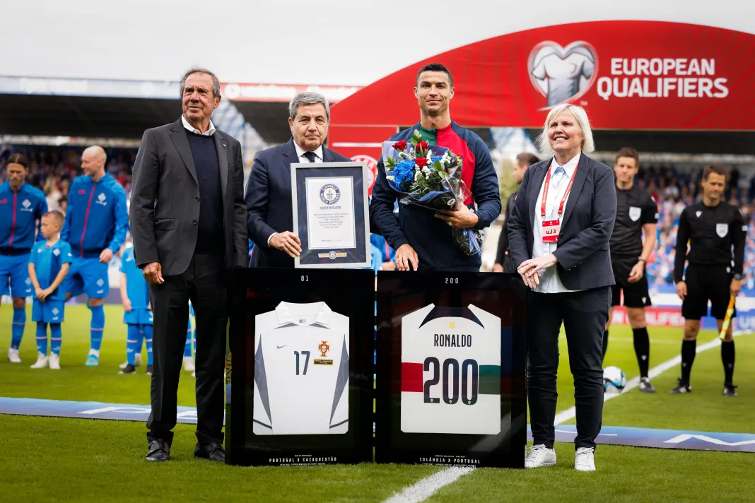 Image de Football. Cristiano Ronaldo a franchi un nouveau cap en devenant le joueur le plus capé de l'histoire du football international avec 200 sélections pour le Portugal. Lors du match de qualification pour l'Euro 2024 contre l'Islande, Ronaldo a atteint cette impressionnante marque, ce qui lui a valu une reconnaissance officielle du livre Guinness des records. En plus de ce record, Ronaldo détient déjà le titre de meilleur buteur de tous les temps en sélection avec 123 buts. Alors que le Portugal continue de briller dans les qualifications, quelle sera la prochaine étape de la carrière internationale de Ronaldo ?