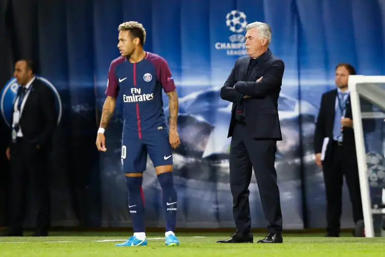 Image de Football. Lors d'une vente aux enchères organisée par sa fondation, Neymar a donné une interview. Le joueur du PSG a exprimé sa frustration d'être éloigné des terrains en raison de sa blessure à la cheville, affirmant que le football lui manque énormément. Il a également abordé les critiques qu'il reçoit et sa vie personnelle, affirmant qu'il fait ce qu'il veut. Neymar a ensuite évoqué ses aspirations pour l'avenir, rêvant de terminer sa carrière à Santos, son club formateur. Il a également exprimé son désir de jouer sous les ordres de Carlo Ancelotti à la Seleção, soulignant l'importance de l'expérience et du talent de l'entraîneur italien. Pensez-vous voir un jour Ancelotti à la tête de la Seleção ?