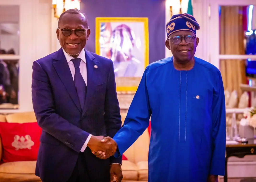 Image de Politique. Lors du Sommet sur le Nouveau Pacte Mondial de Financement à Paris, les présidents du Bénin et du Nigeria ont tenu des entretiens pour renforcer leurs relations. Ils ont exprimé leur volonté de travailler ensemble pour le développement de l'Afrique et la protection de leurs économies. La nécessité de développer le continent africain a été soulignée, compte tenu de son exclusion de l'économie mondiale. Les dirigeants ont comparé leurs pays à des jumeaux siamois, soulignant l'importance de la coopération mutuelle. Quel est votre avis à propos du rapport qu'entretiennent ces deux pays ?