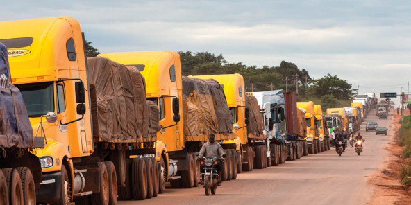 Image de Société. Le Service de Lutte Contre la Fraude du Borgou-Alibori mène une opération intense pour faire respecter les règles en matière de transit. Depuis le 23 juin 2023, ces agents traquent les conducteurs de camions qui enfreignent les engagements établis dans les acquits à caution. Les infractions comprennent le stationnement sur des parcs non autorisés et le non-respect des délais de route. Plusieurs camions de transit ont déjà été interceptés dans les régions de NDALI et INA, et les contrevenants doivent payer les pénalités correspondantes. Que pensez-vous de l'efficacité et du rôle de ce service ?