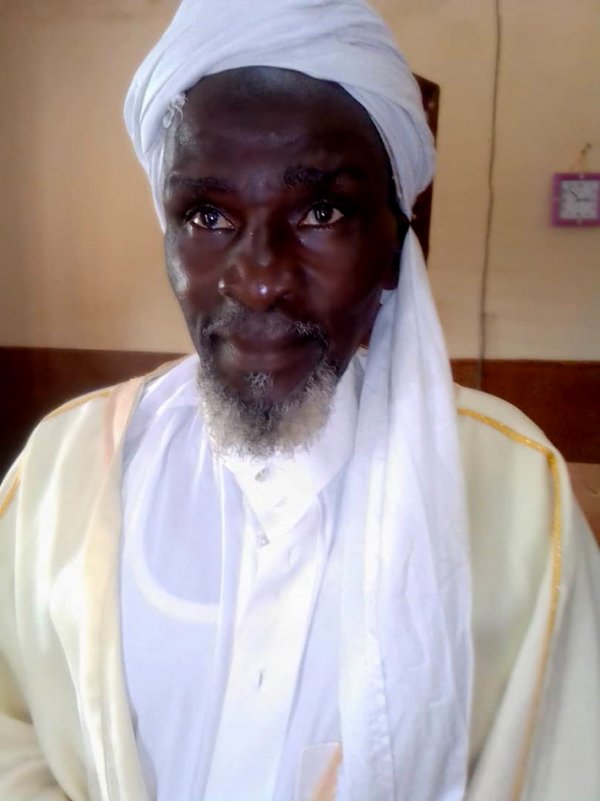 Image de L'islam pour les musulmans. Ce mercredi, les musulmans du Bénin se rassembleront sur les places "Idi" pour célébrer l'Aïd el Kébir. À Dassa-Zoumé, dans le quartier Zongo, l'imam Karim Daouda rappelle les critères pour le sacrifice, notamment que l'animal doit être exempt de défauts invalidants et appartenir à son propriétaire ou être autorisé légalement. Après la prière de la Tabaski, l'imam donne le signal pour les fidèles d'effectuer leurs sacrifices.