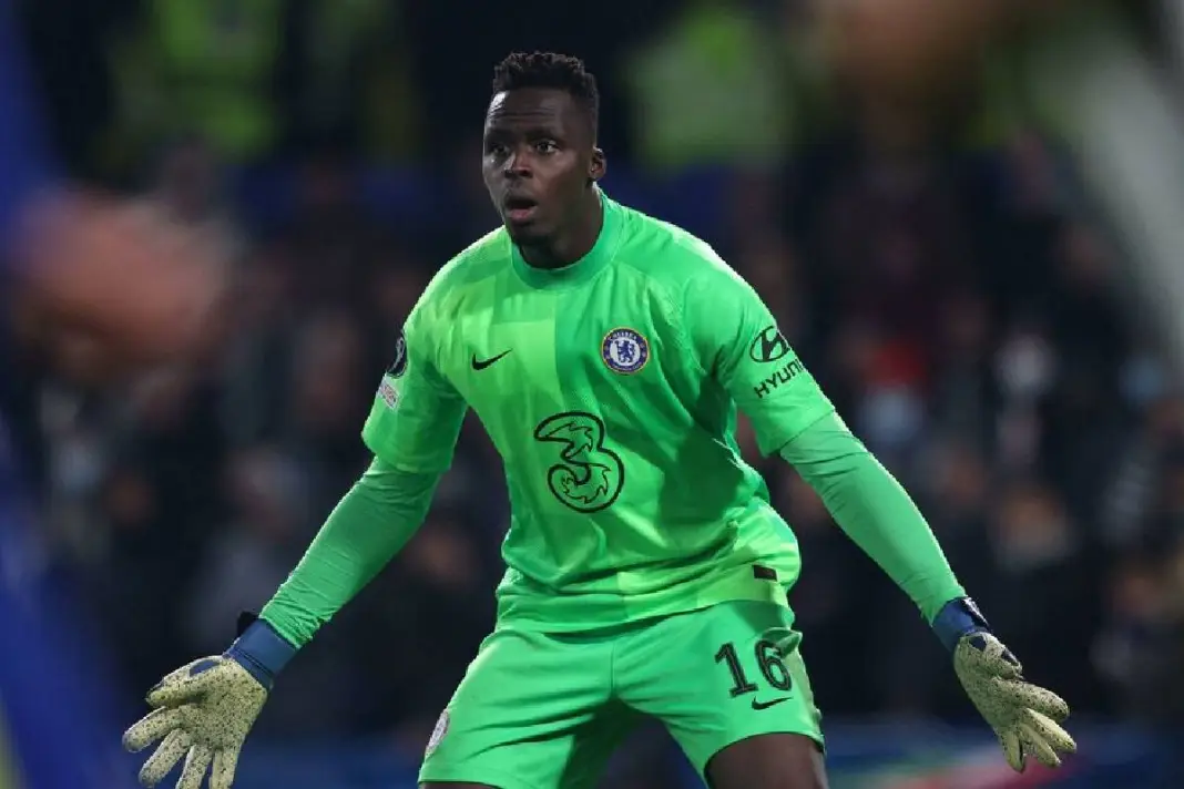 Image de Football. Edouard Mendy, le gardien de but sénégalais, a officiellement signé avec Al Ahli, club saoudien promu en première division. Après une saison mitigée avec Chelsea, où il a eu peu de temps de jeu, Mendy espère rebondir dans ce nouveau chapitre de sa carrière. À 31 ans, le vainqueur de la Ligue des champions 2021 rejoint son compatriote Kalidou Koulibaly, qui a également rejoint un club saoudien, Al Hilal. Par ailleurs, des rumeurs annoncent l'arrivée prochaine de l'ancien attaquant de Liverpool, Roberto Firmino, pour renforcer l'équipe. Que pensez-vous de ce transfert ?