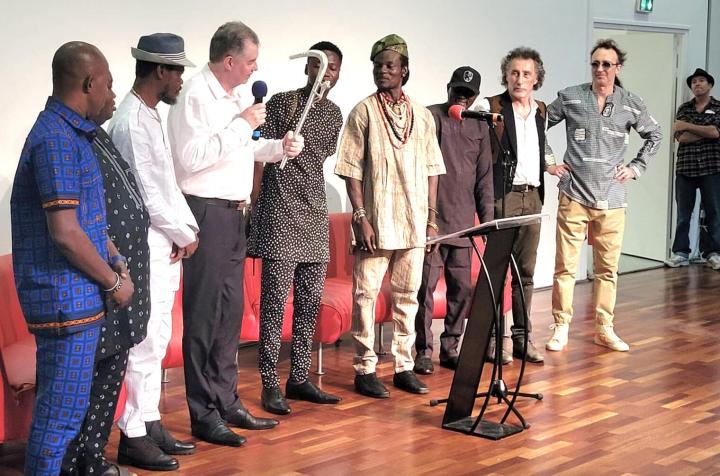 Image de Célébrités. L'exposition d'art contemporain "Le Bénin en Majesté" à Nantes, en France, met en lumière le talent de plus de vingt artistes africains réunis autour de Yves Apollinaire PÉDÉ. Le gouvernement béninois soutient cette initiative visant à présenter un regard moderne sur le Bénin à travers des œuvres d'art. Le vernissage a connu une grande affluence et a été accompagné de tables rondes et de conférences sur la culture, le patrimoine et l'art contemporain. Les artistes exposés illustrent des thèmes tels que la royauté, l'esclavage et les divinités Vodun, révélant ainsi la riche histoire artistique du Bénin. Selon vous, quel est l'impact de telles expositions sur la promotion du patrimoine culturel et touristique du Bénin ?