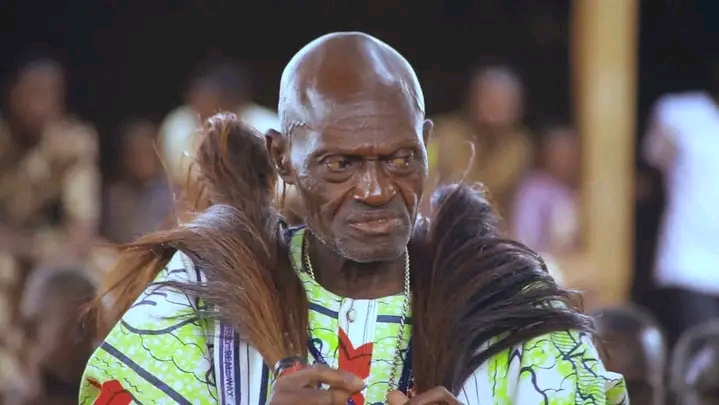 Image de Célébrités. L'artiste traditionnel et spécialiste du rythme Lomba, Pierre Dossou Aihoun, connu sous le nom de Gbèmanwonmedé, nous a quittés. Sa disparition laisse un vide dans la scène musicale béninoise qui valorise la musique traditionnelle. Gbèmanwonmedé faisait partie de cette génération d'artistes engagés qui transmettent des messages poignants et éducatifs à travers leurs œuvres. Malgré les rumeurs de décès qui avaient circulé précédemment, l'artiste avait tenu à démentir, mais aujourd'hui, la triste réalité nous frappe. Sa musique laisse un héritage culturel précieux. Repos à son âme !