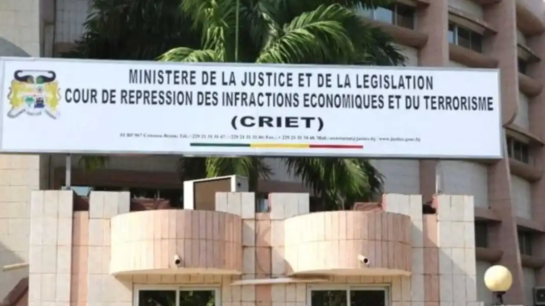 Image de Faits Divers. Un ressortissant libanais comparaît devant la cour de répression des infractions économiques et du terrorisme pour usage d'un faux permis de conduire. L'accusé, ayant déjà vécu dix ans au Bénin, affirme que le document en question était falsifié. Les agents de l'ANaTT ont également relevé des anomalies. L'accusé prétend avoir obtenu le permis de conduire auprès d'un ancien agent de la structure en échange de 85 000 francs CFA. Les avocats du mis en cause quant à eux affirment qu'il est victime de l'escroquerie de Béninois malhonnêtes. Quel sera la verdict de la justice ?