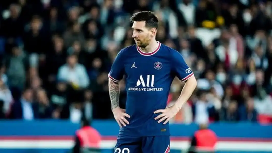 Image de Football. Lionel Messi, malgré une saison compliquée et un départ tumultueux, continue de briller avec le PSG. Cette fois-ci, c'est son superbe but contre Benfica en phase de poules de la Ligue des champions qui lui a valu le trophée du plus beau but de l'année, décerné par l'UEFA. Cette réalisation spectaculaire, fruit d'un magnifique mouvement collectif et d'une passe parfaite de Neymar, a laissé une marque indélébile dans les esprits des fans. Pensez-vous que ce trophée est mérité ?