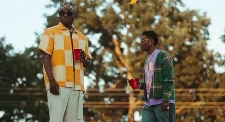 Image de Célébrités. DJ africain Spinall collabore une fois de plus avec la superstar Wizkid dans leur dernier single intitulé 'Loju'. Avec des sonorités Amapiano enivrantes et les mélodies distinctives de Wizkid, cette chanson promet d'être un succès. Spinall et Wizkid ont déjà travaillé ensemble sur des hits tels que "Nawo" et "Dis Love". Wizkid, récemment mis en avant lors du festival de musique de Glastonbury au Royaume-Uni, continue de conquérir de nouveaux sommets en tant qu'artiste africain de renommée internationale. Que pensez-vous de cette nouvelle collaboration entre ces deux talents ?