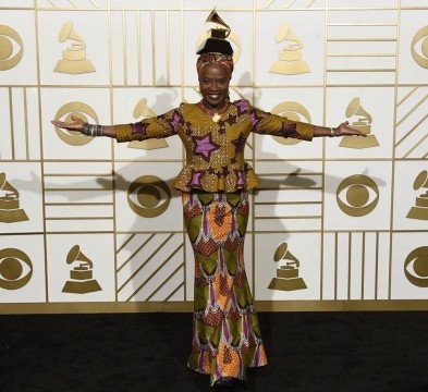 Image de Musique/Radio. La chanteuse béninoise Angeline Kidjo, l’une des plus belles voix du continent africain, vient de remporter sa troisième distinction aux Grammy Awards, ce qui correspond à un Oscar pour la musique. La cérémonie s’est tenue au Staples Center à Los Angeles, ce lundi 15 février passé.