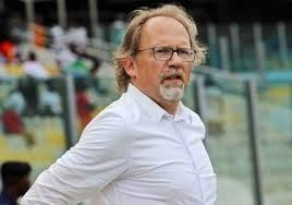 Image de Football. Le nouvel entraineur du Togo, Tom Saintfiet semble visiblement avoir accepté la direction des Eperviers malgré lui. En effet, l’entraîneur a fait récemment une déclaration dans laquelle il dit qu’il aurait plutôt voulu diriger les lions indomptables qu’être chez les éperviers. Alors qu’il ne fait déjà pas l’unanimité au sein des fans des Eperviers, Tom vient de donner un alibi à ces détracteurs afin de le détester un peu plus.