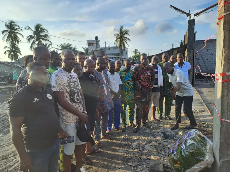 Image de Société. Suite à l'incendie tragique de Sèmè-Kraké au Bénin, le Cercle de Réflexion et d'Action des Jeunes Intellectuels de Kraké (CRAJINK) a déposé une gerbe sur le lieu du drame et présenté ses condoléances aux familles des victimes. Ils ont également suggéré au gouvernement d'aménager le site en un lieu de recueillement et proposé une cérémonie de commémoration annuelle. L'incendie, causé par de l'essence de contrebande, a fait 36 morts et 23 blessés. La justice enquête toujours sur les circonstances de l'incident. Selon vous, quelles mesures supplémentaires le gouvernement pourrait-il prendre pour prévenir de tels drames à l'avenir ?