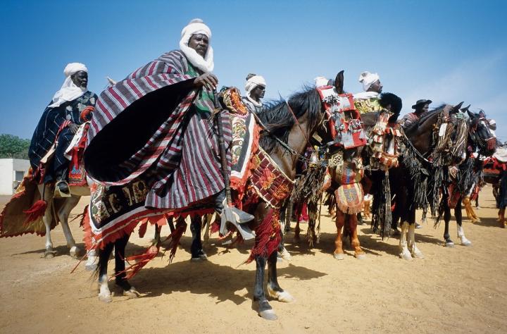 Image de Affaires Etrangères. La langue Batonu parlée dans les régions du Borgou et de l'Alibori au Bénin est désormais intégrée dans les programmes universitaires au Nigeria. Cette décision fait suite à des études et des consultations avec les communautés Barotonu du Bénin. Le choix du Batonu parmi plusieurs langues en compétition montre un intérêt croissant pour cette langue. Le Nigeria a mis en place des infrastructures et un système pour faciliter l'enseignement de la langue Batonu, y compris des cours à distance. Comment cette initiative pourrait-elle renforcer les liens culturels et linguistiques entre le Nigeria et le Bénin, et quel impact cela pourrait-il avoir sur les communautés Batonu des deux pays ?