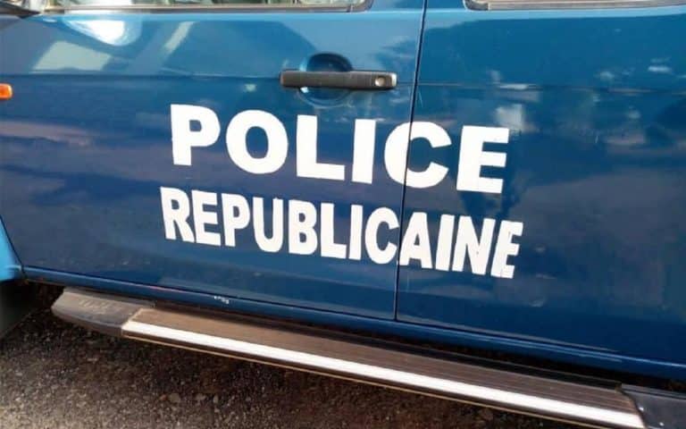 Image de Faits Divers. A Abomey, un présumé escroc, complice d'un faux magistrat, a été arrêté par la police républicaine. Le réseau opérait en ciblant des familles ayant des affaires judiciaires en cours. Le faux magistrat promettait d'intervenir dans les dossiers en échange d'argent pour aider les mis en cause. Il a été appréhendé le 19 septembre dernier suite à la dénonciation d'un client à qui il avait déjà soutiré de l'argent. Comment pensez-vous que de telles escroqueries peuvent être prévenues et combattues de manière plus efficace dans la société ?