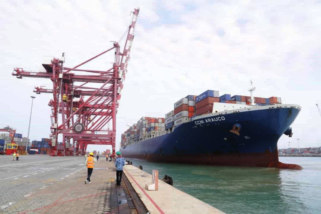 Image de Société. Joris Albert THYS, actuel directeur général du Port de Cotonou, a annoncé son départ à la retraite. Un nouveau directeur général pourrait être nommé lors du conseil des ministres du mercredi 4 octobre 2023. Joris Albert THYS quitte ses fonctions après avoir dirigé le port depuis le 1er août 2018. Quels défis le nouveau directeur général du Port de Cotonou devra-t-il relever pour assurer le bon fonctionnement et la croissance du port ?