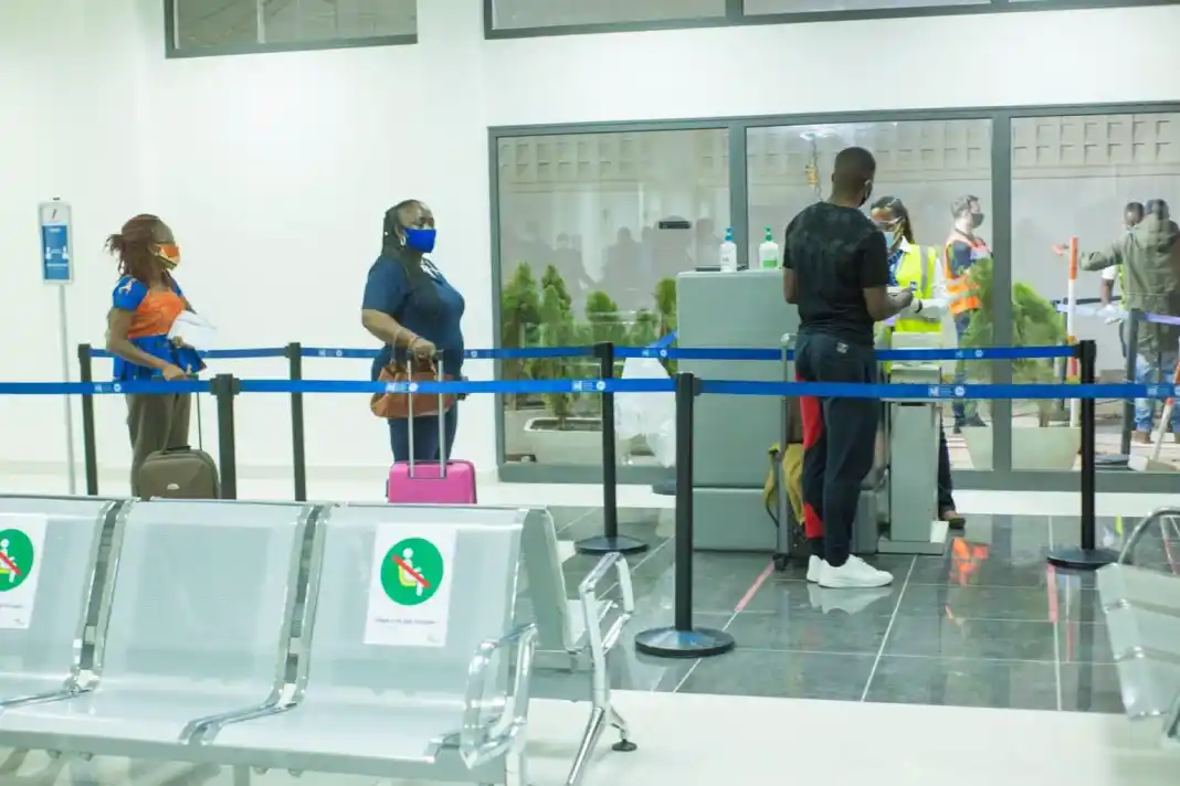 Image de Société. L'aéroport de Cotonou accueillera prochainement une Unité médicale d’Urgence de Soins, de Surveillance sanitaire et d’Assistance, suite à une décision du Conseil des ministres. Cette mise en place, conforme au Règlement sanitaire international signé par le Bénin, vise à optimiser la surveillance épidémiologique, détecter rapidement les événements de santé publique, isoler les cas et répondre aux urgences médicales à l’aéroport. La structure sera équipée pour intervenir efficacement en cas d'urgences et prévenir les maladies épidémiques. Comment cette unité pourra-t-elle contribuer à renforcer la confiance des voyageurs et du personnel de l'aéroport?