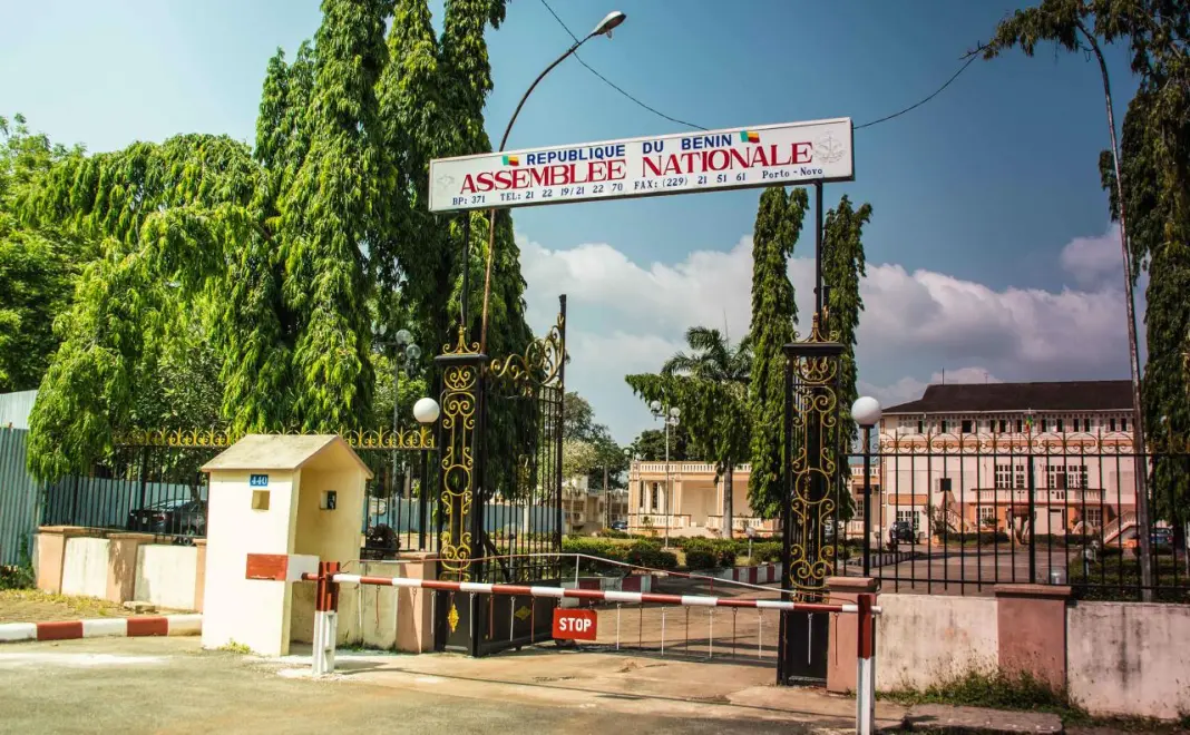 Image de Société. Le député Célestin Hounsou, membre de l'opposition au Bénin, a soulevé des préoccupations concernant la construction de l'hôtel SOFITEL Cotonou Marina. Il a posé une série de douze questions au gouvernement pour obtenir des informations sur ce projet, notamment sur son statut juridique, le règlement d'éventuels litiges, le coût total des travaux, la formule contractuelle, la sélection de l'entreprise, et d'autres aspects liés au personnel et à la gestion de l'hôtel. Ces préoccupations concernant la transparence et l'implication de l'État dans le projet soulèvent des questions sur la gestion des ressources publiques et la manière dont de tels projets sont menés. Que pensez-vous du sujet ?