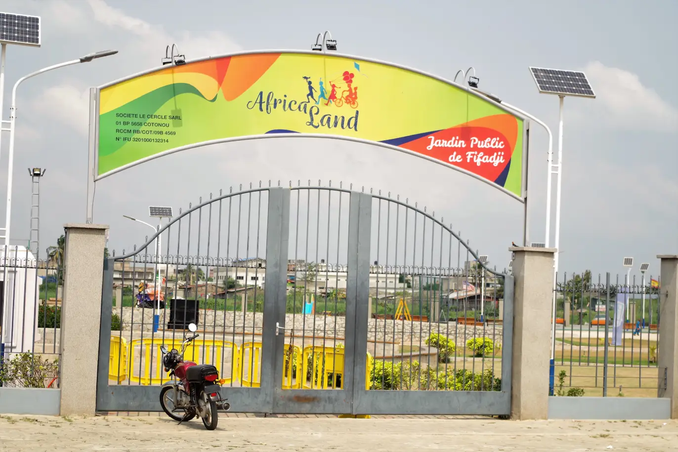 Image de Société. Après des mois d'inondation qui ont affecté le parc "Africa Land" à Cotonou, un grand marché de Noël appelé "Le village des fêtes" est prévu pour raviver le lieu. Le parc, traditionnellement un lieu de rassemblement pour les familles, a souffert de graves inondations, ce qui a même forcé sa fermeture. L'événement, qui se tiendra du 21 décembre 2023 au 1er janvier 2024, offrira aux entreprises locales l'occasion de se faire connaître et de stimuler leurs ventes. En plus d'une exposition-vente, l'événement promet une expérience festive complète, mettant en avant des produits artisanaux et des mets locaux. Cette réouverture est-elle un signe positif pour la région après les inondations dévastatrices ?