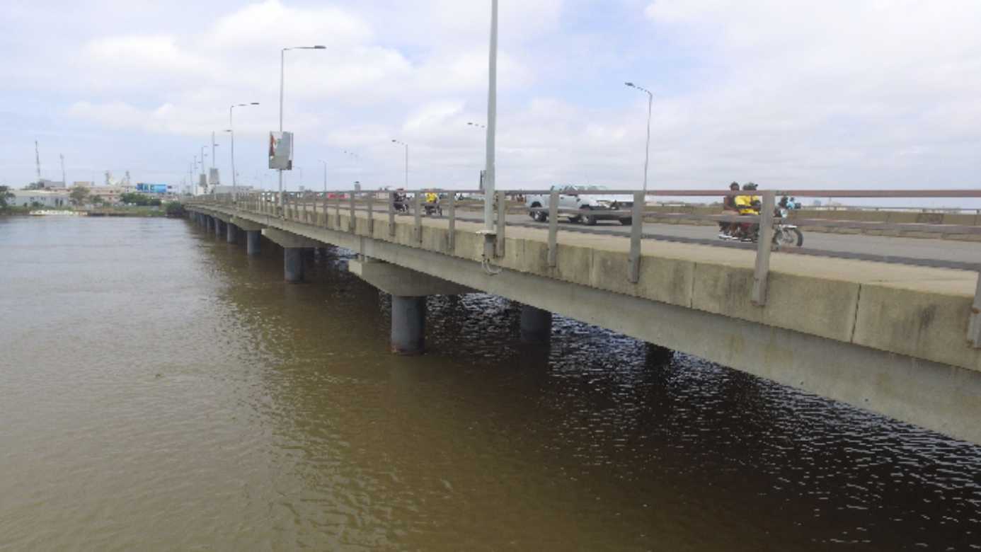 Image de Société. Ce week-end, l'ancien pont de Cotonou au Bénin est temporairement fermé aux usagers en raison des travaux d'aménagement de la Corniche Est de la ville. La fermeture permet le déplacement des réseaux et le raccordement de la chaussée. Les usagers sont priés de prendre le troisième pont comme alternative. La Corniche Est de Cotonou, longue de 2,3 kilomètres, comprend une chaussée à deux voies, des voies pour les deux-roues, un trottoir pour les ouvrages d'assainissement, une piste cyclable, des espaces verts, un mur végétalisé, et une voie de desserte entre les quartiers Enagnon et la zone résidentielle. Que pensez-vous de ces travaux d'aménagement urbain et de leurs impacts sur la circulation locale ?