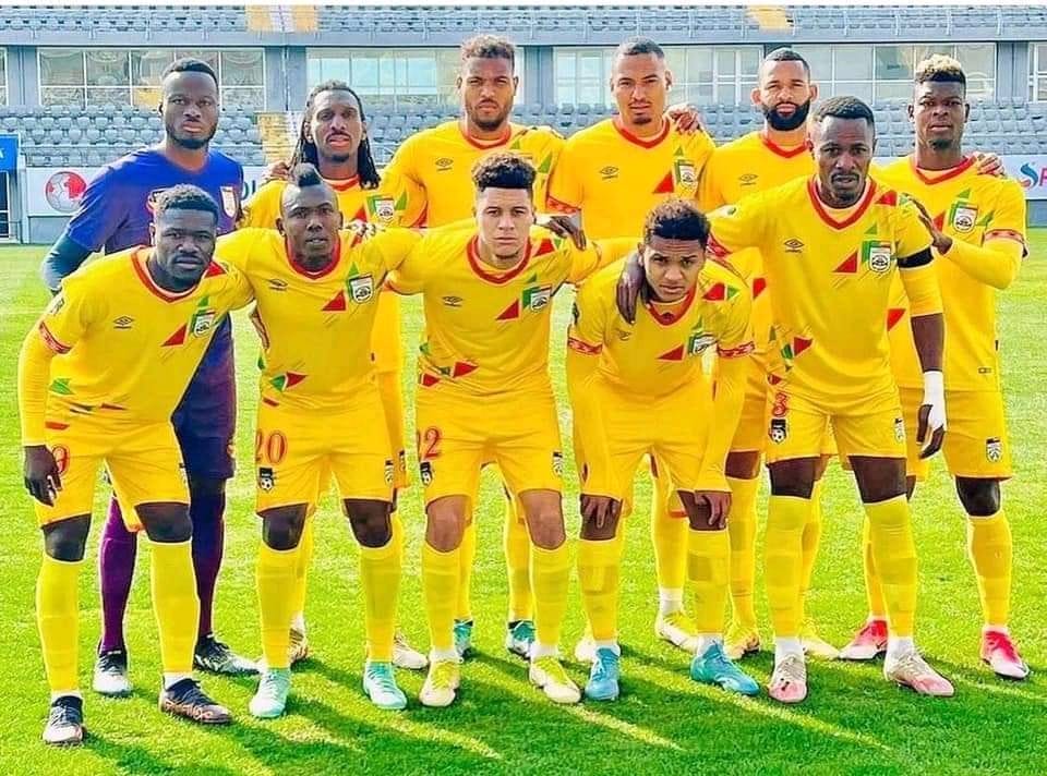 Image de Football. La déception était palpable pour les supporters du Bénin, alors que leur équipe nationale de football venait de subir une défaite inattendue face à Madagascar lors d'un match amical qui s'est déroulé au Maroc. Malgré une ouverture de score prometteuse d'Andreas Hountondji, les Béninois ont finalement perdu 2-1, marquant ainsi leur sixième sortie consécutive sans victoire. Cette série de résultats décevants soulève des questions sur la préparation de l'équipe en vue des éliminatoires de la Coupe du Monde 2026. Le match amical entre le Bénin et Madagascar était très attendu par les fans, car il s'agissait d'une occasion pour les deux équipes de se préparer en vue de futurs défis. Pourtant, le résultat a pris tout le monde par surprise, d'autant plus que le Bénin avait ouvert le score en début de partie grâce à un but d'Andreas Hountondji. Le joueur de Rodez a transformé un coup-franc en une frappe magistrale qui a heurté la barre transversale avant de franchir la ligne de but (1-0, 2e minute). Le Bénin semblait bien parti pour remporter la victoire. Cependant, Madagascar n'a pas tardé à riposter, et Tsiry a égalisé pour les Bareas en reprenant magnifiquement un centre parfaitement exécuté (1-1, 22e minute). Ce but a renforcé la confiance des joueurs malgaches, et ils ont réussi à renverser la situation en deuxième mi-temps. Jean Yves Razafindrakoto a marqué un superbe but sur une frappe de loin avec un rebond imprévisible (1-2, 52e minute). Malgré les tentatives des deux équipes pour marquer davantage de buts, le score est resté inchangé jusqu'au coup de sifflet final. Cette défaite est un coup dur pour le Bénin, qui a lutté pour obtenir des résultats positifs ces derniers temps. L'équipe nationale a connu une série de matchs sans victoire, ce qui soulève des préoccupations quant à sa préparation pour les éliminatoires de la Coupe du Monde 2026. Le sélectionneur de l'équipe, Gernot Rohr, s'est fixé comme objectif prioritaire de qualifier le Bénin pour la phase finale de la Coupe du Monde, mais ces derniers résultats laissent entendre que des ajustements sont nécessaires. Lors des éliminatoires de la Coupe du Monde, le Bénin devra faire face à des adversaires redoutables et l'entraîneur devra trouver les meilleures tactiques pour obtenir des résultats positifs. Les supporters du Bénin espèrent que l'équipe pourra se remettre de cette série de défaites et montrer un meilleur niveau de jeu lors des matchs à venir. Les performances de l'équipe nationale de football ont toujours eu un impact significatif sur l'enthousiasme des fans et la fierté nationale. La défaite face à Madagascar est un rappel que le monde du sport est imprévisible, mais cela peut aussi être une source d'inspiration pour l'équipe du Bénin, qui devra travailler dur pour atteindre ses objectifs futurs. Les supporters continueront à soutenir leur équipe dans l'espoir de voir des performances exceptionnelles sur le terrain et de célébrer des victoires à l'avenir.