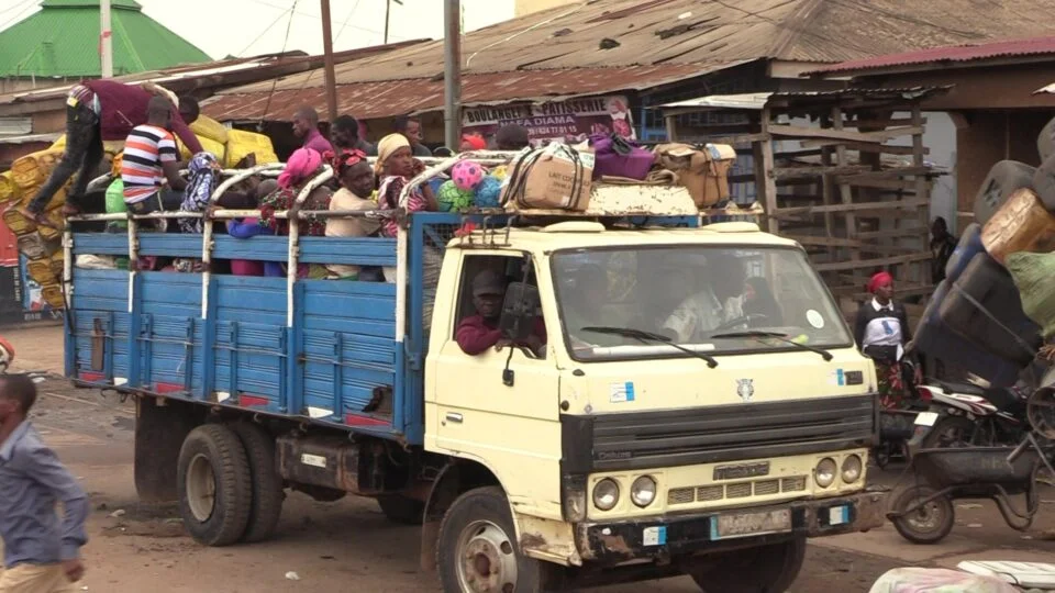 Image de Société. Le transport mixte, une pratique interdite au Bénin, se trouve au cœur des préoccupations des autorités et des acteurs du secteur des transports. Cette interdiction, en vigueur non seulement au Bénin mais aussi dans les États membres de la CEDEAO (Communauté Économique des États de l'Afrique de l'Ouest), vise à renforcer la sécurité sur les routes et à réduire les risques liés à cette pratique. L'Agence Nationale des Transports Terrestres (ANaTT) a pris l'initiative de sensibiliser les acteurs du secteur aux conséquences néfastes du transport mixte et aux mesures visant à mettre fin à cette pratique. La séance de sensibilisation, qui s'est tenue le 16 octobre 2023, a été convoquée en réponse aux instructions du Ministre du Cadre de Vie et du Transport, chargé du Développement Durable, Monsieur José Didier Tonato. Il est impératif de prendre des mesures pour éradiquer le transport mixte, qui consiste à charger simultanément des personnes et des marchandises dans un même véhicule. Cette pratique non seulement viole la réglementation en vigueur mais aussi menace la sécurité routière. Les cas d'accidents liés au transport mixte se multiplient sur les axes routiers, mettant en danger la vie des passagers et des usagers de la route. L'ANaTT, en collaboration avec d'autres organismes, a décidé d'agir pour sensibiliser les acteurs du secteur du transport à cette problématique et engager des actions visant à mettre fin à cette pratique dangereuse. La réunion du 16 octobre n'est qu'une première étape d'une série d'initiatives prévues pour résoudre ce problème. Selon le Directeur Général de l'ANaTT, le transport mixte est l'une des pratiques anormales responsables des accidents routiers. Pour mettre fin à ce mode de transport qui compromet la tranquillité et la sécurité des passagers, l'ANaTT envisage d'entreprendre des actions fortes visant à changer le comportement des acteurs de la chaîne des transports, en particulier les transporteurs et les conducteurs. La sensibilisation sera suivie par une phase répressive qui sera menée par la Police Républicaine en cas de non-respect de l'interdiction du transport mixte. Cette initiative vise à renforcer la sécurité routière au Bénin en éliminant une pratique qui comporte de nombreux risques pour les passagers, les autres usagers de la route et la société dans son ensemble. Elle constitue un effort important pour améliorer les normes de transport, réduire le nombre d'accidents et contribuer à la préservation de vies humaines. Cependant, la question qui se pose est de savoir si ces mesures seront suffisantes pour éliminer complètement le transport mixte et améliorer durablement la sécurité sur les routes béninoises.