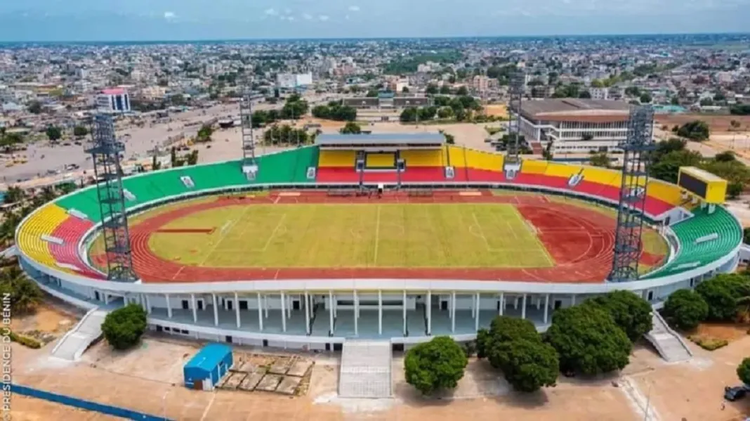 Image de Football. Le stade Général Mathieu Kérékou de Cotonou, plus communément appelé stade GMK, est au cœur d'une récente polémique concernant sa suspension par la Confédération Africaine de Football (CAF) et la Fédération Internationale de Football Association (FIFA). Cependant, il est essentiel de clarifier cette situation et de discerner les faits de la fiction. Le stade GMK, situé dans la capitale économique du Bénin, Cotonou, est l'un des principaux lieux sportifs du pays. Il est régulièrement utilisé pour des compétitions nationales et internationales, et il revêt une grande importance pour les Béninois passionnés de football. La controverse a éclaté après un incident survenu lors du match de qualification de la Coupe d'Afrique des Nations (CAN) 2023 entre le Bénin et le Sénégal. Des problèmes de sécurité sont survenus lors de ce match, ce qui a conduit la FIFA à déclasser temporairement le stade GMK. Cette décision a suscité des inquiétudes parmi les fans de football et les autorités béninoises, car cela signifiait que le stade ne pouvait plus accueillir de matchs internationaux de football. Dans le but de clarifier la situation, la Fédération Béninoise de Football (FBF) a publié un communiqué officiel pour rassurer la population béninoise que le stade GMK n'était pas suspendu par la CAF et la FIFA, contrairement aux informations erronées qui circulaient sur Internet. Le communiqué indiquait que la FIFA avait en effet déclassé le stade après les incidents survenus lors du match contre le Sénégal. Cependant, le déclassement était une mesure temporaire pour permettre aux autorités compétentes de revoir le dispositif de sécurité et de procéder aux travaux nécessaires pour remettre le stade aux normes requises. La FBF a également assuré au public que des actions étaient entreprises en étroite collaboration avec les autorités pour que les corrections requises soient apportées dans les plus brefs délais. L'objectif était de faire en sorte que le stade GMK ne reste pas déclassé, mais qu'il puisse être de nouveau utilisé pour des compétitions internationales de football. Cette clarification était cruciale pour rassurer les supporters de football et s'assurer que le stade demeure un atout sportif essentiel pour le Bénin. La controverse autour du stade GMK met en évidence l'importance du sport, en particulier du football, dans la vie des Béninois. Les infrastructures sportives telles que le stade GMK sont plus que de simples terrains de jeu ; elles sont des lieux de rassemblement, d'unité nationale et d'expression de la passion pour le football. La déclassification temporaire du stade a eu un impact sur les fans de football et les plans futurs des équipes nationales du Bénin, notamment les Guépards, qui devaient bientôt lancer les phases de qualification pour la Coupe du Monde 2026. La situation rappelle également l'importance cruciale de la sécurité dans les enceintes sportives, en particulier lorsqu'il s'agit d'événements internationaux. Les incidents qui ont entraîné le déclassement du stade GMK ont conduit à une réflexion sur la nécessité de garantir la sécurité des joueurs, des officiels et des supporters lors des matchs de football. Cette réflexion va de pair avec les efforts pour maintenir les infrastructures sportives aux normes. Alors que le Bénin travaille à résoudre les problèmes de sécurité au stade GMK et à le ramener à son statut de lieu de compétition international, la situation met en évidence l'importance d'une planification méticuleuse et de la coopération entre les autorités locales, la FBF, la CAF et la FIFA. Finalement, la question qui se pose est de savoir comment le Bénin va relever ce défi et rétablir la capacité du stade GMK à accueillir des compétitions internationales majeures. Les actions entreprises pour améliorer la sécurité et remettre le stade aux normes seront-elles suffisantes pour convaincre la CAF et la FIFA de révoquer le déclassement temporaire ? Les supporters de football béninois pourront-ils bientôt voir à nouveau leurs équipes nationales jouer sur ce terrain emblématique ? Le cas du stade GMK soulève des questions plus larges sur la manière dont les pays gèrent les infrastructures sportives et la sécurité lors d'événements sportifs internationaux. Les Béninois attendent avec impatience la résolution de cette situation et la restauration de leur stade emblématique pour le bien du sport national.